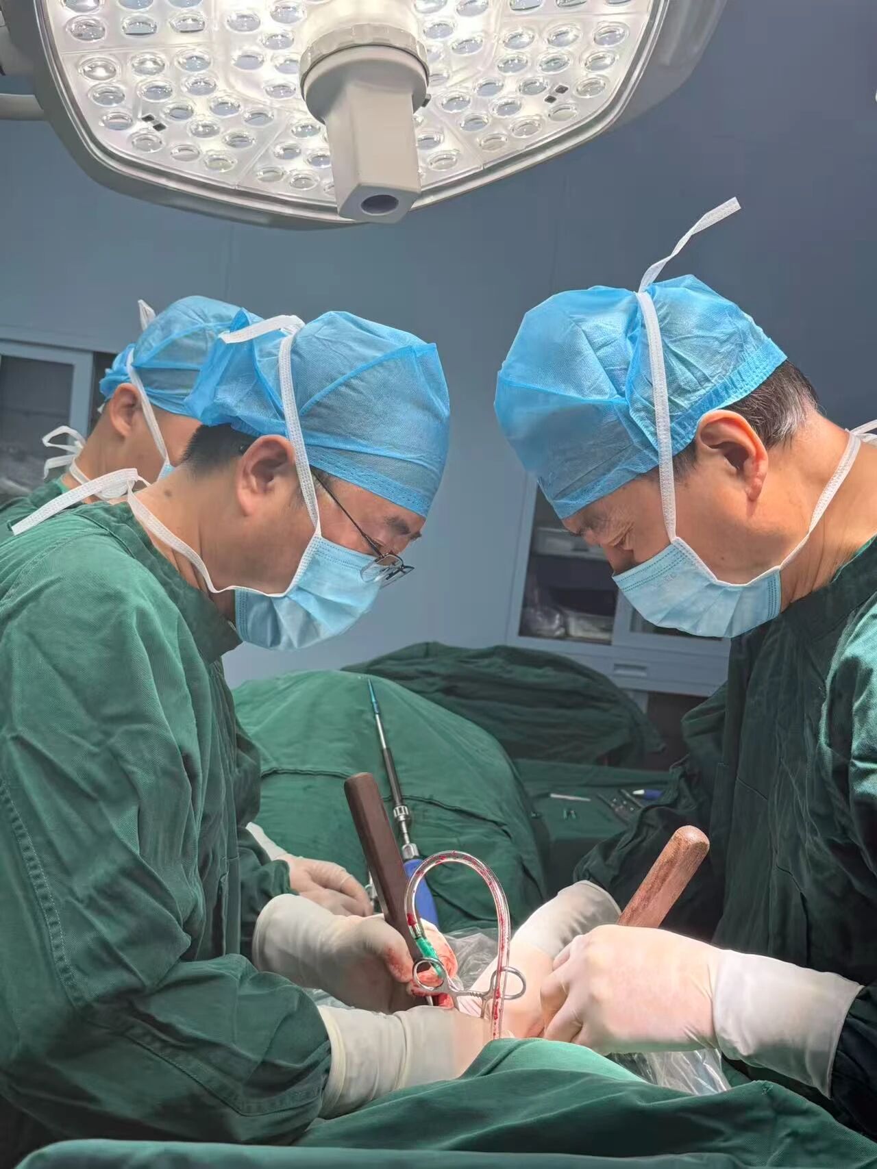 第100例合作手术成功:定边县人民医院携手西交大一附院榆林医院救治骨折患者 第100例合作手术成功:定边县人民医院携手西交大一附院榆林医院救治骨折患者