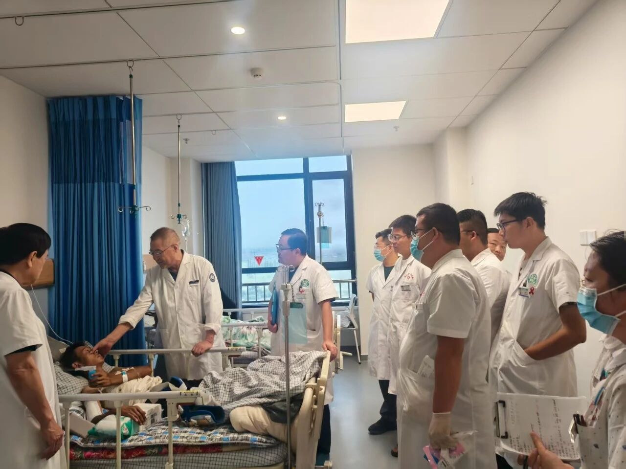 紧密型医联体专家联合定边县人民医院多学科团队成功救治一名危重创伤患者